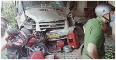 Xe khách gây tai nạn liên hoàn khiến 5 người thương vong vào mùng 4 Tết