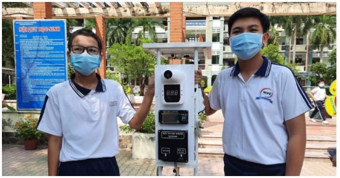 Hai nam sinh cấp 2 chế tạo máy đo thân nhiệt "3 trong 1" tiện dụng (ảnh chụp màn hình báo VietNamNet).