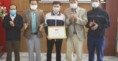 Một học sinh ở Hà Tĩnh trả lại hơn 30 triệu đồng, ngoại tệ và thẻ tín dụng cho người đánh mất