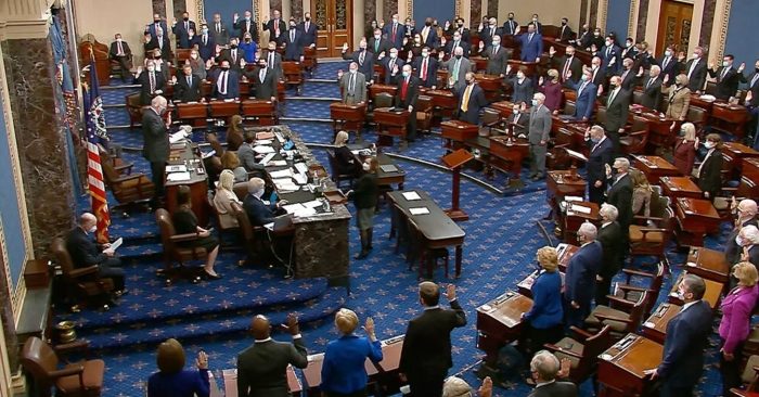 Các thượng nghị sĩ Mỹ, tuyên thệ trước khi bước vào phiên luận tội cựu tổng thống Donald Trump ngày 26/01/2021, Capitol, Washington .DC, Hoa Kỳ (ảnh chụp màn hình RFI)