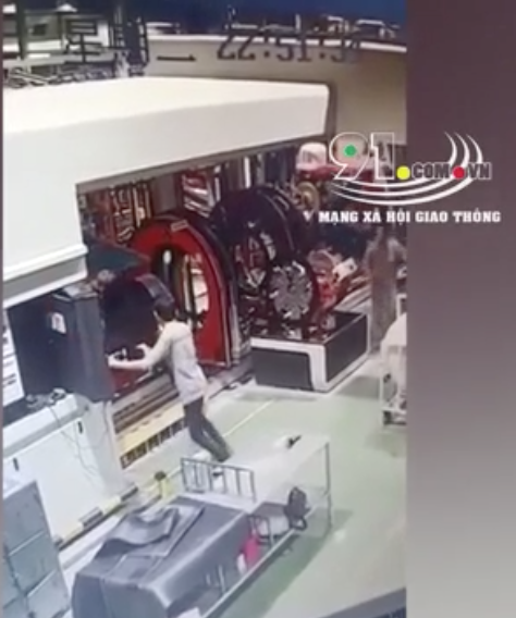 Khoảnh khắc người tắt máy, người cố gắng "giải cứu" nam công nhân gặp nạn.