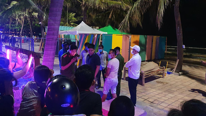 Mẹ mang thai khóc thảm thiết tại bãi biển nơi con trai 7 tuổi chết đuối - Ảnh 2. Mẹ mang thai khóc thảm thiết tại bãi biển nơi con trai 7 tuổi chết đuối - Ảnh 2.