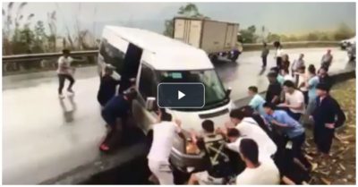 Góc tình người xa lạ: Nhiều người dừng lại giải cứu xe khách mắc kẹt trên đường đèo