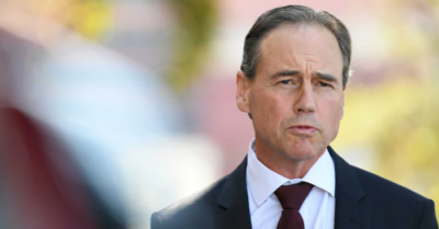 Bộ trưởng y tế Úc nhập viện sau khi tiêm vắc xin ngừa COVID-19