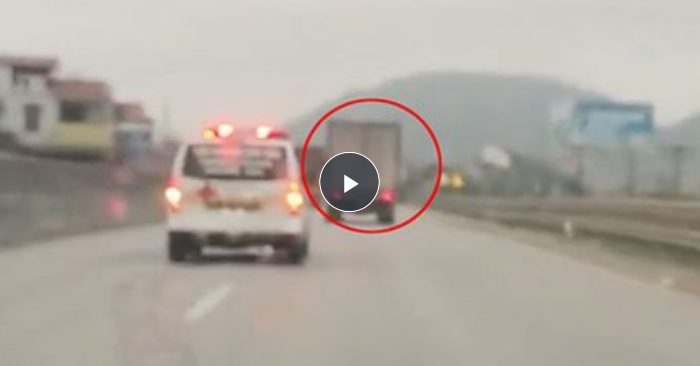 Ôtô tải không nhường đường cho xe cứu thương suốt gần 8km (ảnh cắt từ clip).