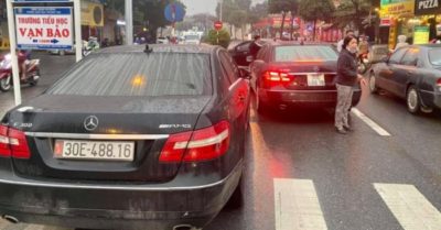 Hai xe Mercedes có biển số giống hệt nhau xuất hiện trên phố Hà Nội