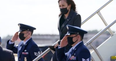 Video: Phó TT Harris liên tục không chào quân đội bên ngoài chiếc Không lực Hai, vi phạm tiền lệ