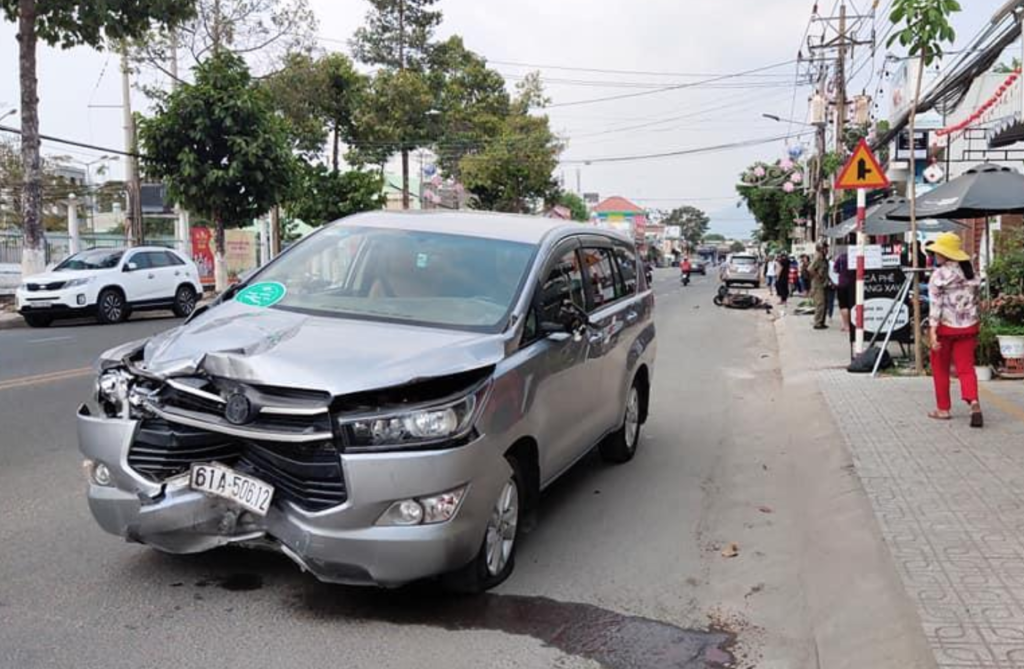 Ôtô 7 chỗ mất lái tông 2 người thương vong.