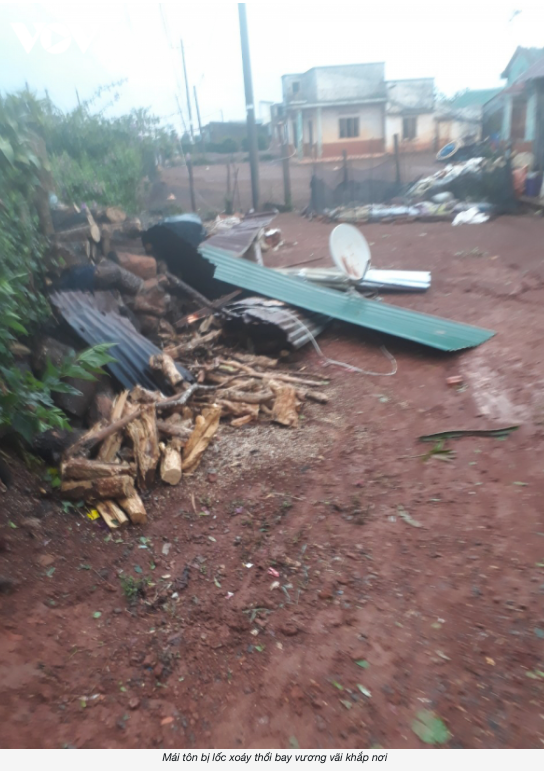 Mưa lớn kèm lốc xoáy khiến hàng chục nhà dân tại Lâm Đồng tốc mái 