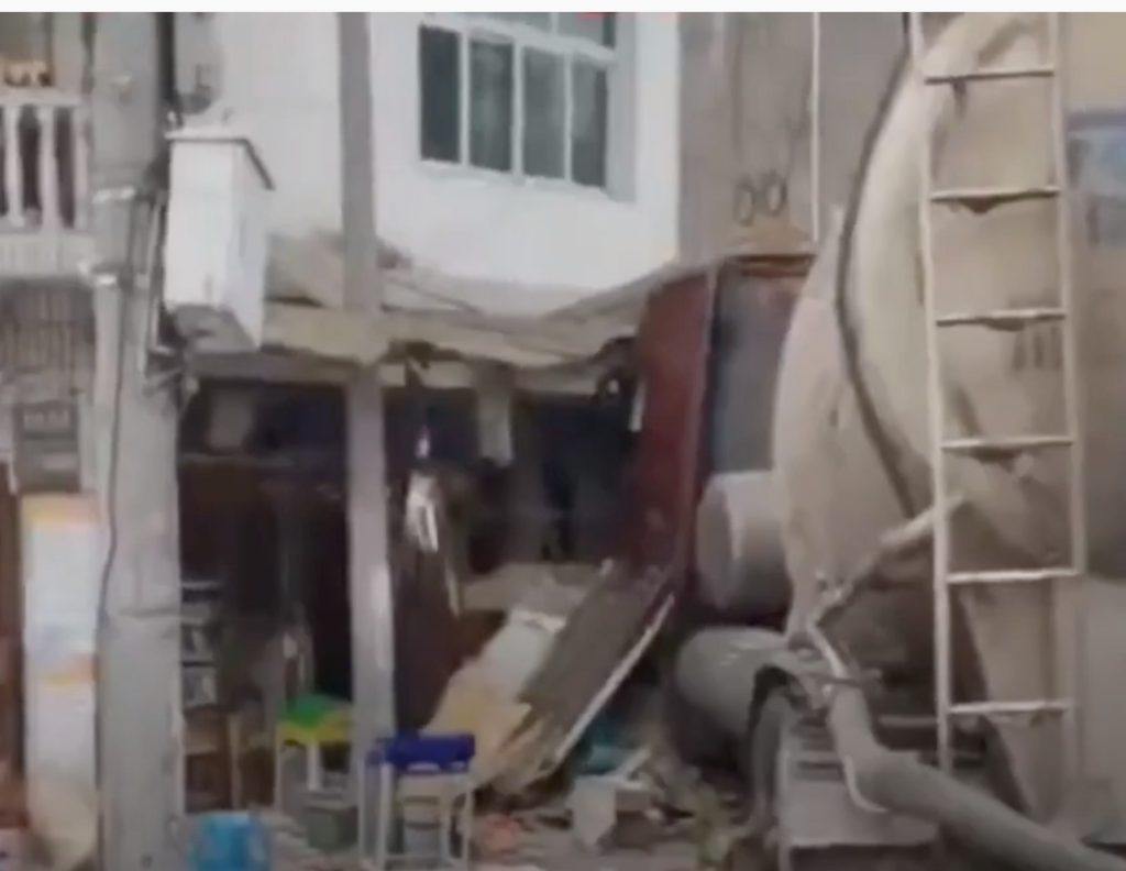 Người đàn ông thoát nạn trong gang tấc khi xe bồn bất ngờ lao tới