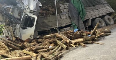 Xe tải mất lái lao vào vách núi, 7 người đi bốc keo thuê thiệt mạng