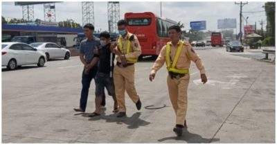 Sau khi lấy mẫu test nhanh, tài xế xe đầu kéo bất ngờ tung cửa bỏ chạy