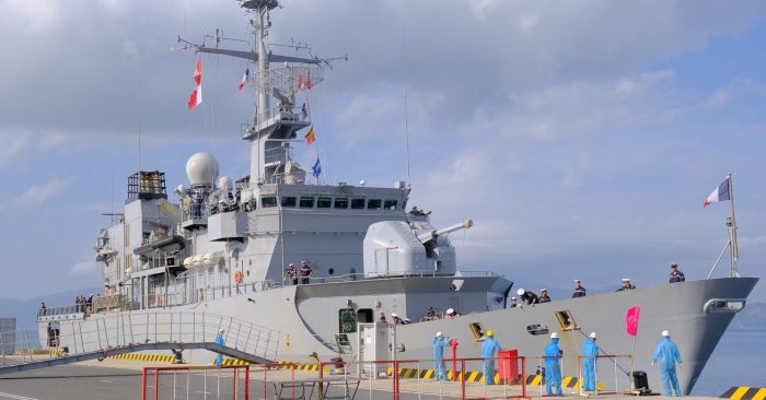 Hải quân Pháp hôm 12/3 thông báo tàu hộ vệ Prairial vừa thực hiện chuyến thăm 4 ngày đến cảng Cam Ranh, Việt Nam (ảnh: Twitter/ Hải quân Pháp).