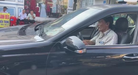 Chiếc ô tô được một người bạn ở Canada dành tặng cho nghệ sĩ Thương Tín sau khi khỏi bệnh. Ảnh dẫn từ Công lý và xã hội.