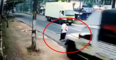 Video thanh niên đi bộ gặp xe tải mất lái lao tới, thoát nạn trong gang tấc