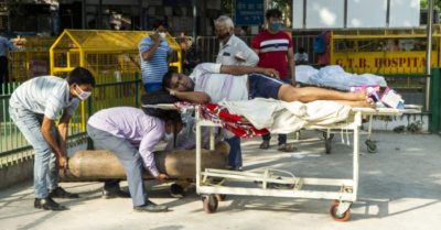 Lựa chọn đau đớn ở Ấn Độ: Rút ống thở người già, nhường oxy cứu người trẻ