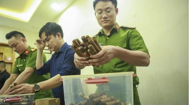 Cận cảnh số lượng "khủng" xì gà mà nam tiếp viên hàng không nhập lậu về Hà Nội