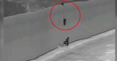 Video kẻ buôn người thả bé 2 tuổi và 6 tuổi từ bức tường cao 9m bằng dây thừng