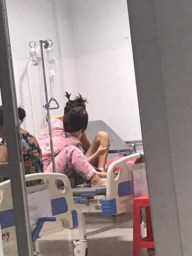 Hình ảnh cặp đôi trẻ trên giường bệnh khiến nữ điều dưỡng thực tập phải ghi lại rồi chia sẻ lên MXH - Ảnh 1. Hình ảnh cặp đôi trẻ trên giường bệnh khiến nữ điều dưỡng thực tập phải ghi lại rồi chia sẻ lên MXH - Ảnh 1.