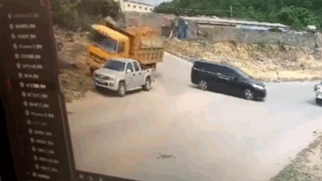 Khoảnh khắc người đàn ông tháo chạy kịp thời suýt bị xe tải chở đất vùi lấp