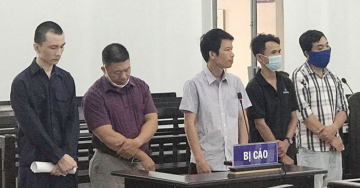 Các bị cáo trong vụ làm giả giấy tờ biến người Trung Quốc thành người Việt Nam (ảnh chụp màn hình báo Pháp Luật).