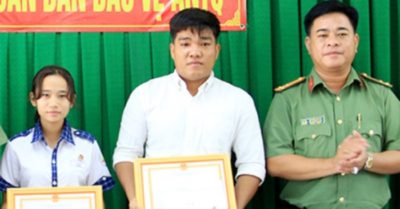 Nữ sinh lớp 9 và anh thợ làm bảng quảng cáo dũng cảm bắt trộm