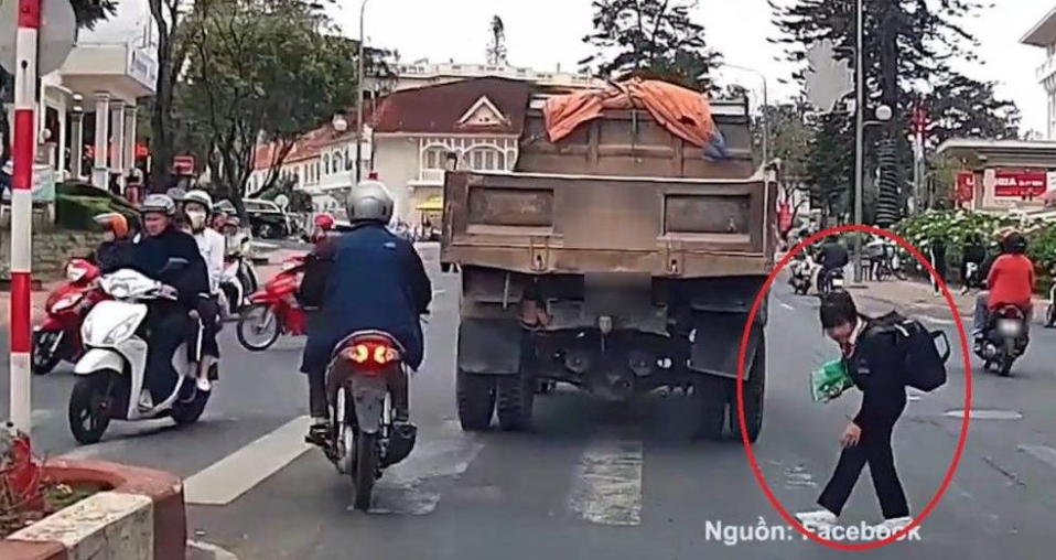 Cô bé cúi đầu cảm ơn tài xế.