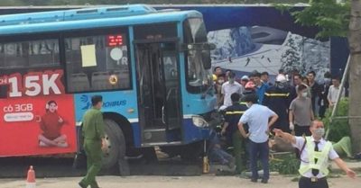 Hà Nội: Đang đi bộ trên vỉa hè, thanh niên bị xe buýt tông thiệt mạng