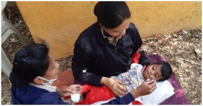 Bé trai bị bỏ đói 2 ngày bên thi thể mẹ, hàng xóm không ai giúp vì sợ Covid-19