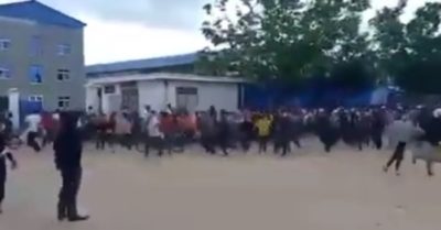 Video hàng nghìn công nhân Campuchia bỏ chạy như ong vỡ tổ trốn cách ly Covid-19?