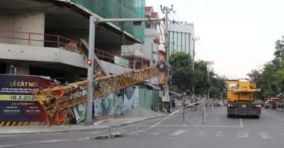 Video: Cẩu tháp công trình rơi từ tầng 20 xuống đường