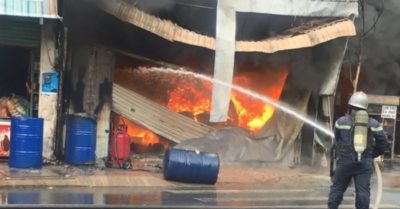 Video: Cháy cửa hàng sơn rồi lan sang nhà dân, nhiều người tháo chạy