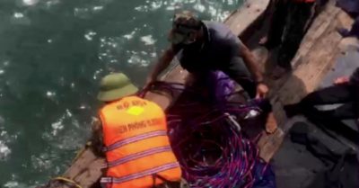 Dùng kích điện tận diệt hải sản, tàu cá Quảng Ngãi bị bắt