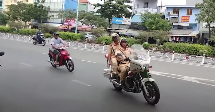 Bộ Giao thông Vận tải đề xuất tăng quyền xử phạt cho cảnh sát giao thông (ảnh chụp màn hình Youtube).