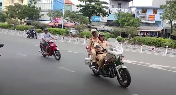 Bộ Giao thông Vận tải đề xuất tăng quyền xử phạt cho cảnh sát giao thông (ảnh chụp màn hình Youtube).