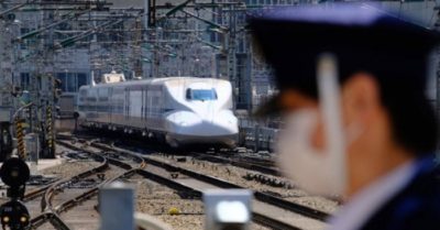 Nhờ người soát vé điều khiển tàu đang chạy 150km/h, lái tàu đi…vệ sinh