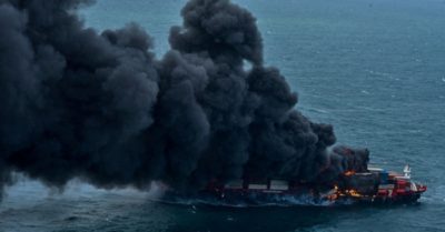 Video tàu chở 1.500 container cháy ngùn ngụt ngoài khơi suốt 8 ngày, tro tàn bao phủ bờ biển