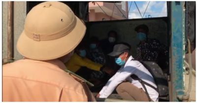 Xe tải ‘giấu’ nhiều người trong thùng để vượt qua chốt kiểm dịch Covid-19