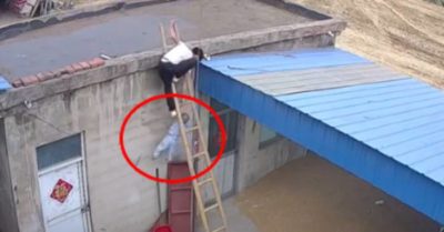 Video: Giây phút bố kịp cứu con 2 tuổi trượt ngã khi leo thang tre lên nóc nhà