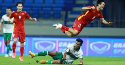 Tuấn Anh bị cầu thủ Indonesia đá như triệt hạ, bố xót xa: “Tôi thấy sợ quá”