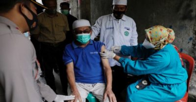 Hơn 350 bác sĩ nhiễm COVID-19 dù đã tiêm vắc xin Trung Quốc