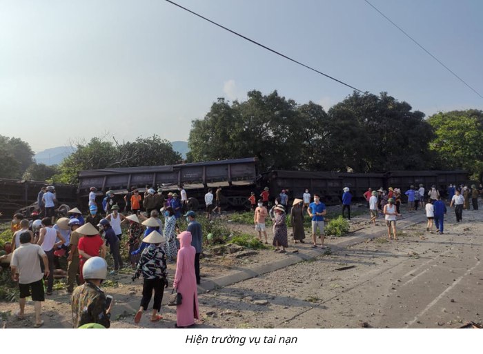 Đang vào ga chở than, thì bất ngờ 6 toa tàu bị đứt khớp nối, lật văng ra khỏi đường ray làm một nam sinh bị thương.