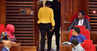 Nữ nghị sĩ bị yêu cầu ra khỏi phòng họp chỉ vì mặc quần ‘bó sát’