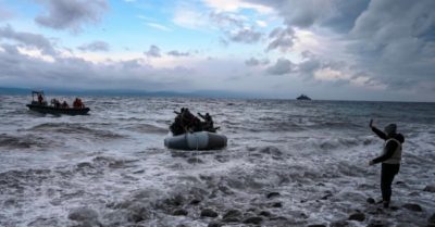 Liều mình cứu 31 người trôi dạt trên biển, người đàn ông bị kết án 142 năm tù