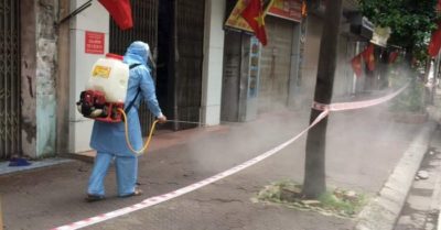 Vợ chồng F0 không đeo khẩu trang, nhổ nước bọt tại bệnh viện