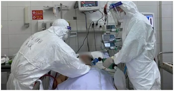 Nhân viên y tế chăm sóc bệnh nhân Covid-19 (Ảnh chụp màn hình trên báo Giadinh.net).