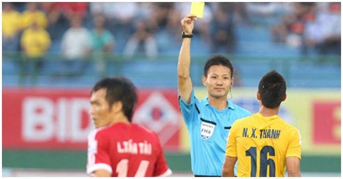 Trọng tài Sato Ryuji rút thẻ vàng với cầu thủ Thanh Hóa tại V-League 2014 (ảnh chụp màn hình trên báo Người Lao Động).