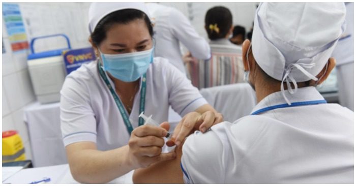 Tiêm vắc xin cho nhân viên y tế tại Bệnh viện Bệnh nhiệt đới TP. HCM (ảnh chụp màn hình trên báo Tuổi Trẻ).