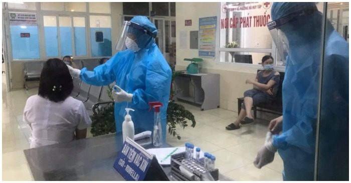 Ngành y tế Nghệ An lấy mẫu xét nghiệm ngay trong đêm (ảnh chụp màn hình trên Tiền Phong).