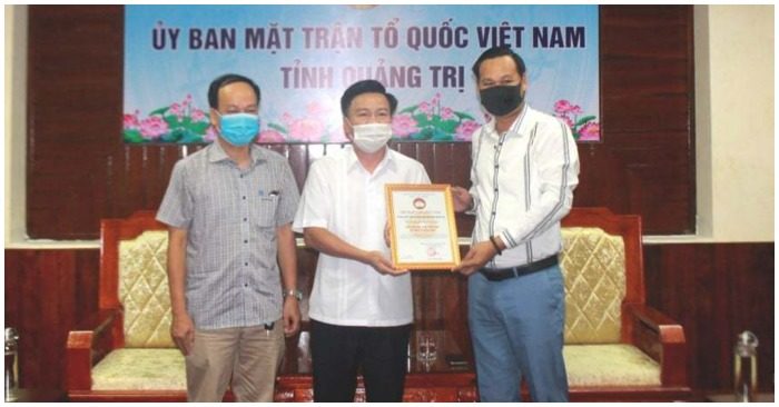 UBMTTQ tỉnh Quảng Trị đón nhận 1 tỷ đồng từ đại diện nghệ sĩ Hoài Linh (ảnh chụp màn hình trên VietNamNet).